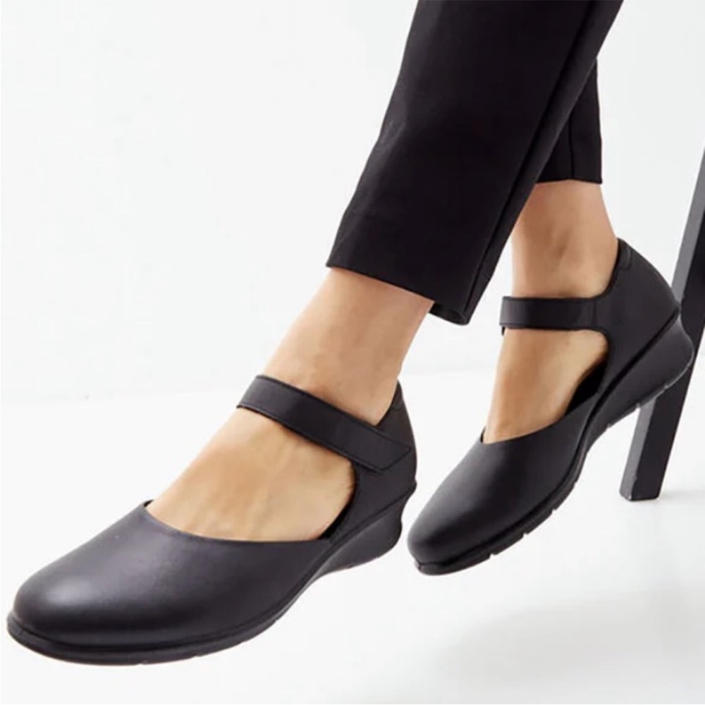 EUC Ecco Leather Felicia Mary Janes
Black Size 9 - 9.5